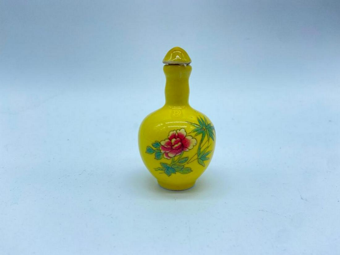YELLOW VINTAGE SNUFF BOTTLE WITH STOPPER ASIAN (1 of 2)