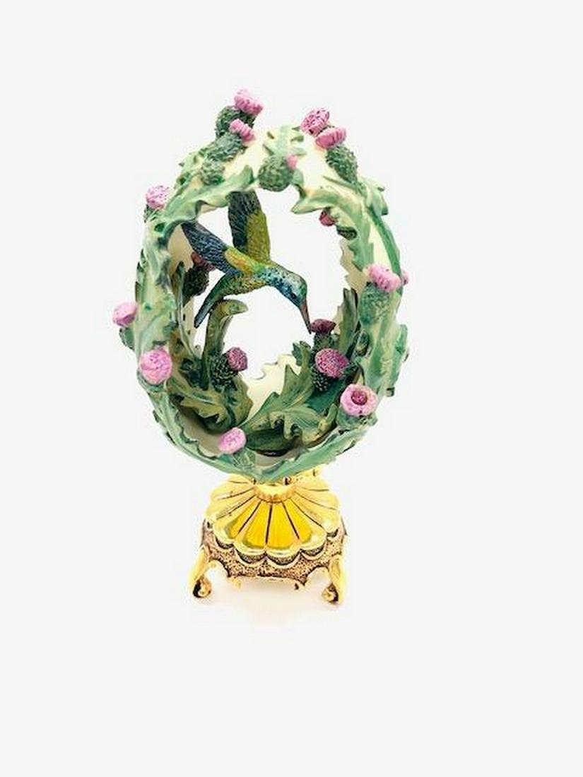 Franklin Mint Cirsium vulgare Hummingbird Faberge Egg: Franklin Mint Cirsium vulgare Hummingbird Faberge Egg On Gold Toned Stand. "House Of Faberge" Stamp On Base Of Stand. This Beautiful Figure Would Make A Great Gift For A Loved One, Or An Incre
