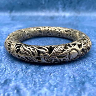 Rare Tibet Silver Dragon Carved Mens Bangle Bracelet: Rare Tibet Silver Dragon Carved Mens Bangle Bracelet This rare Tibet Silver Bangle Bracelet is decorated with dragons and greenery. View photos for further details.