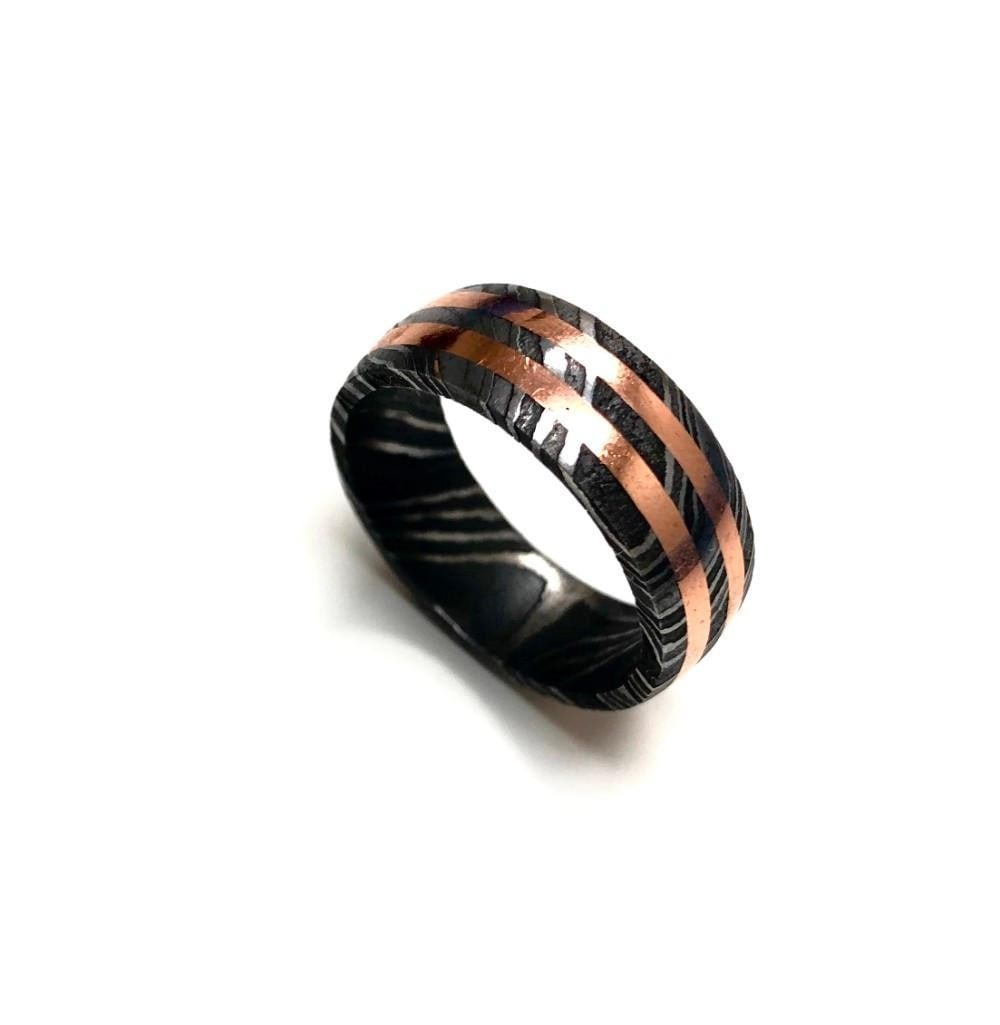 Men's Damascus Steel Ring With Double Banded Rose Gold Coloured Inlay: Men's Damascus Steel Ring With Double Banded Rose Gold Coloured Inlay. Size 10, View Photos For More Details.