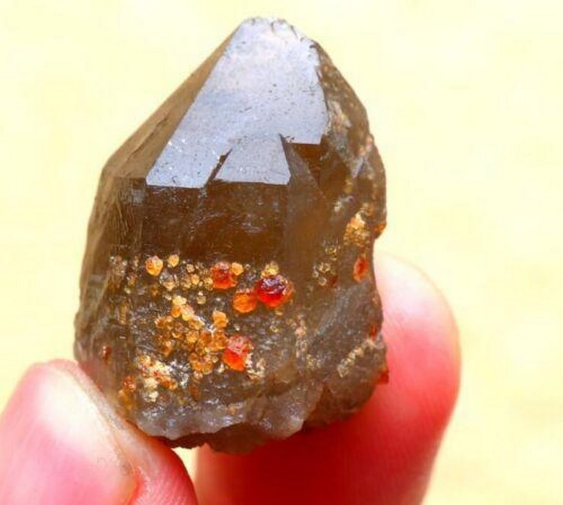 12.5g Rare natural bright red garnet and feldspar mineral specimens: 12.5g Rare natural bright red garnet and feldspar mineral specimens Weight: 12,5g Length:21mm Width:17mm Height:28mm View Photos For Further Details