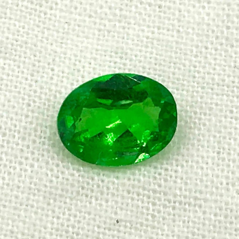 .91ct Tsavorite Oval Faceted Gemstones: Tsavorite Oval Faceted Tsavorite oval beautiful gemstone, Size- 7.0x5.3 mm, Weight- 0.91ct View photos for further details.