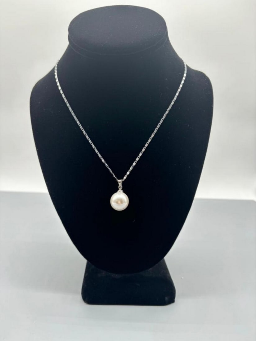 White Round Shell Pearl Necklace 14mm (1 of 2)