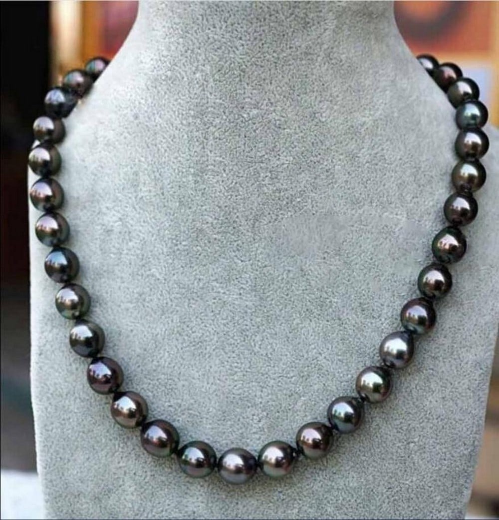 18" Black Tahitian 8-9mm Natural Pearl Necklace: 18" Black Tahitian 8-9mm Natural Pearl Necklace Introducing our chic 18" Black Tahitian 8-9mm Natural Pearl Necklace. Crafted with exquisite attention to detail, each lustrous pearl exudes ele