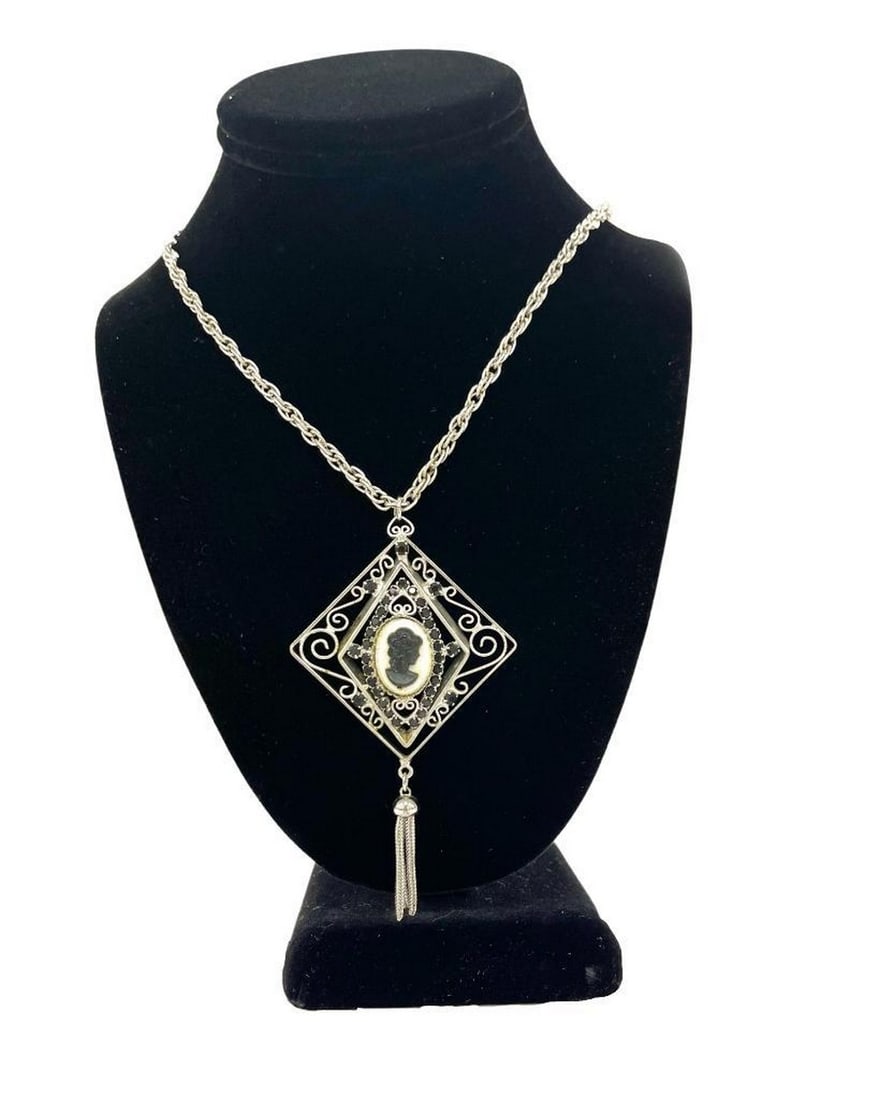Victorian Monochrome Elegance Black and White Cameo Necklace Brooch: Victorian Monochrome Elegance Black and White Cameo Necklace Brooch Elevate your style with our Victorian Monochrome Elegance: Black and White Cameo Necklace Brooch. Meticulously designed, this versat