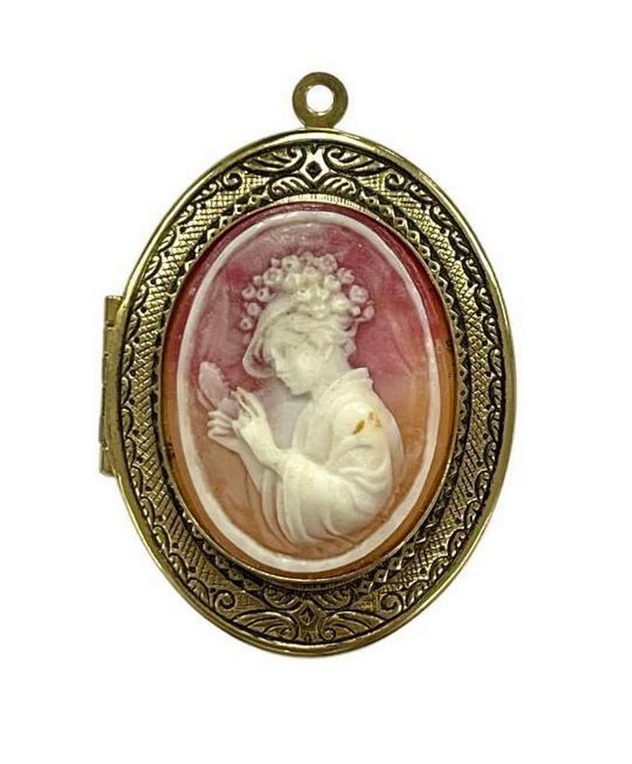 Vintage Gold Plated Victorian Lady Locket Cameo: Vintage Gold Plated Victorian Lady Locket Cameo Embrace Vintage Elegance with our Gold-Plated Victorian Lady Locket Cameo. Meticulously crafted, this piece captures the essence of Victorian charm, fea