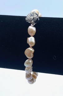 7.5" NATURAL PINK "ROSE MEDALLION" 7MM-8MM BAROQUE PEARL BRACELET: 7.5" Natural Pink "Rose Medallion" 7mm-8mm Baroque Pearl Bracelet. Decorated With A "Rose Medallion" Clasp, This Pearl Bracelet Shows Well Over The Wrist. The Pink Luster Is Compli