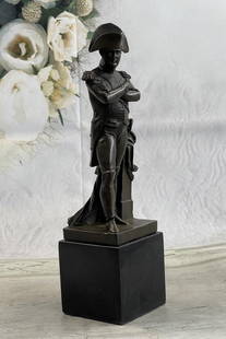 French Commander Napoleon Bonaparte Bronze Sculpture: French Commander Napoleon Bonaparte Bronze Sculpture  This is a bronze bust honoring the French commanding martial giant Napoleon Bonaparte (15 August 1769 – 5 May 1821). As Napoleon I, he was Emper