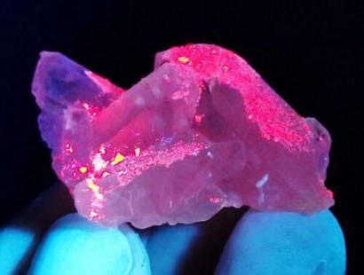 18g Natural Red Fluorescent Corundum Ruby Rough Specimen: 18g Natural Red Fluorescent Corundum Ruby Rough Specimen A striking 18g natural corundum ruby specimen with vivid red fluorescence and a columnar structure. Ideal for collectors and gemstone enthusias