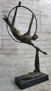 Cirque de Soleil Acrobat Bronze Sculpture: Cirque de Soleil Acrobat Bronze Sculpture  Italian Sculptor Aldo Vitaleh has created beautiful sculptures that effectively capture the human spirit. Vitaleh took on the complicated yet stunning positi