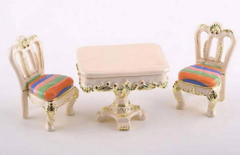 Vintage Dining Set Trinket Box: Vintage Dining Set Trinket Box This enamel-painted trinket box, featuring a table measuring 6.6 x 5.2 x 5.2 cm (2.6 x 2 x 2 inches) and a chair measuring 3.6 x 3.5 x 6.2 cm (1.4 x 1.37 x 2.44 inches),