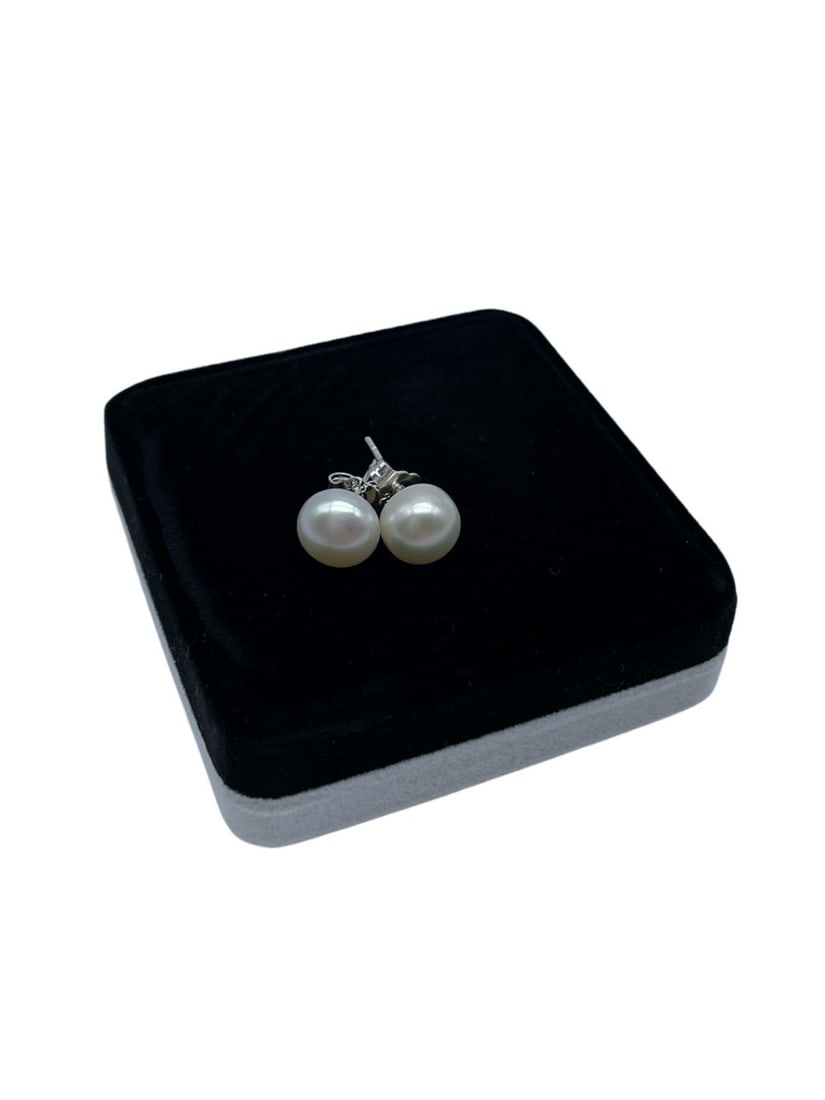 Fresh Water Cultured White Pearl Stud Earrings: Fresh Water Cultured White Pearl Stud Earrings These Petite Round Pearl Stud Earrings Have A Shiny White Luster. They Match With All Outfits And Suit All Skin Tones, Making Them A Staple In Every Jew