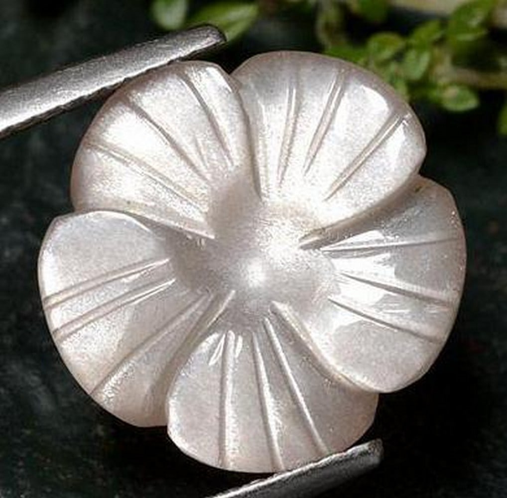 6.68ct Brown Moonstone Carved Flower: 6.68ct Brown Moonstone Carved Flower Specifications: Type: Moonstone Weight:6.68 ct Size:14 X 14 mm Shape: Carved Flower Color: Very Light Brown Clarity: T