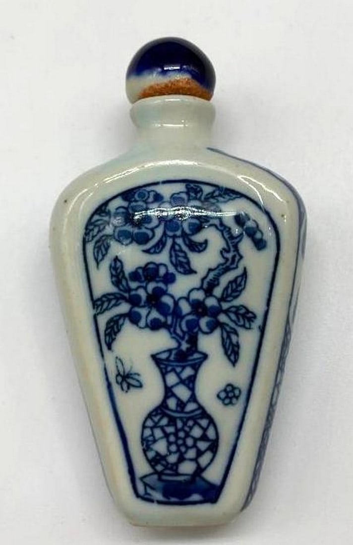 Hand Painted Chinese Floral Blue & White Porcelain Snuff Bottle (1 of 5)
