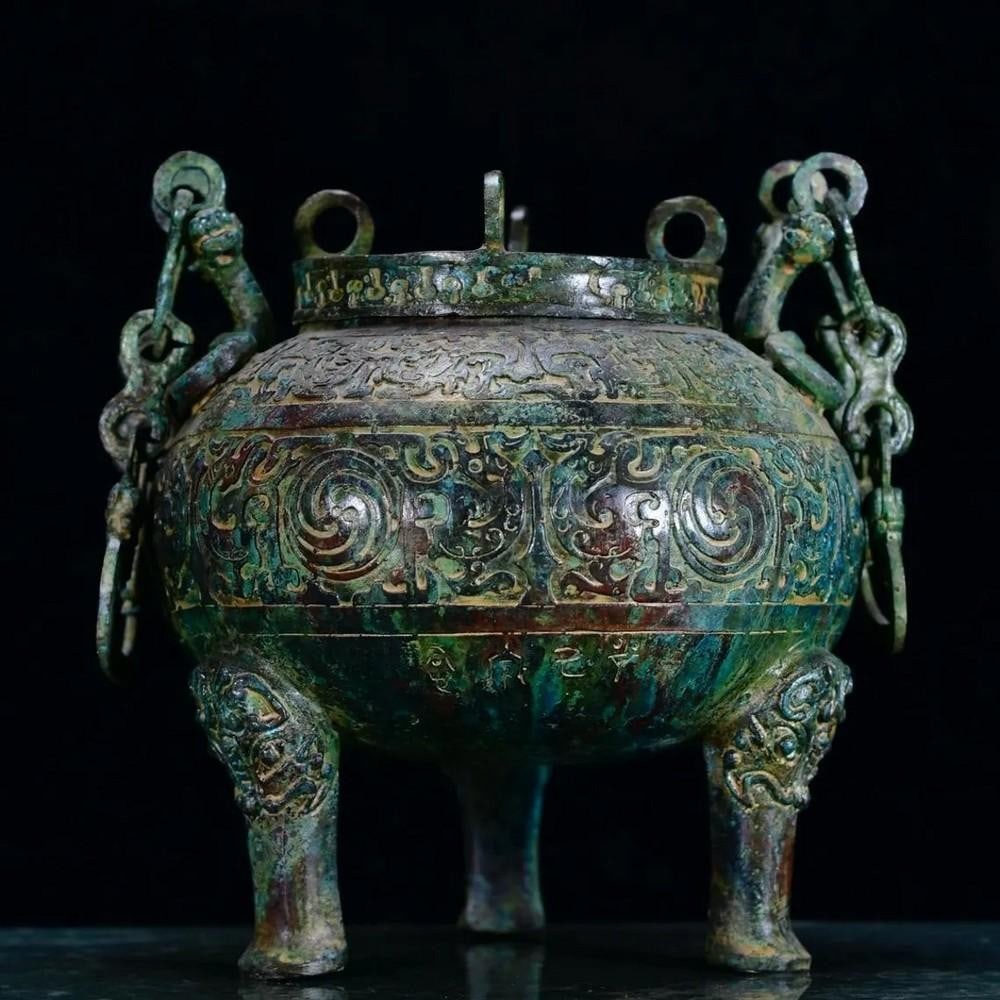 Antique Chinese Dragon Design Bronze Wine Vessel: Antique Chinese Dragon Design Bronze Wine Vessel This antique Chinese bronze wine vessel features a striking dragon design, symbolizing power, wisdom, and good fortune in Chinese culture. The vessel&