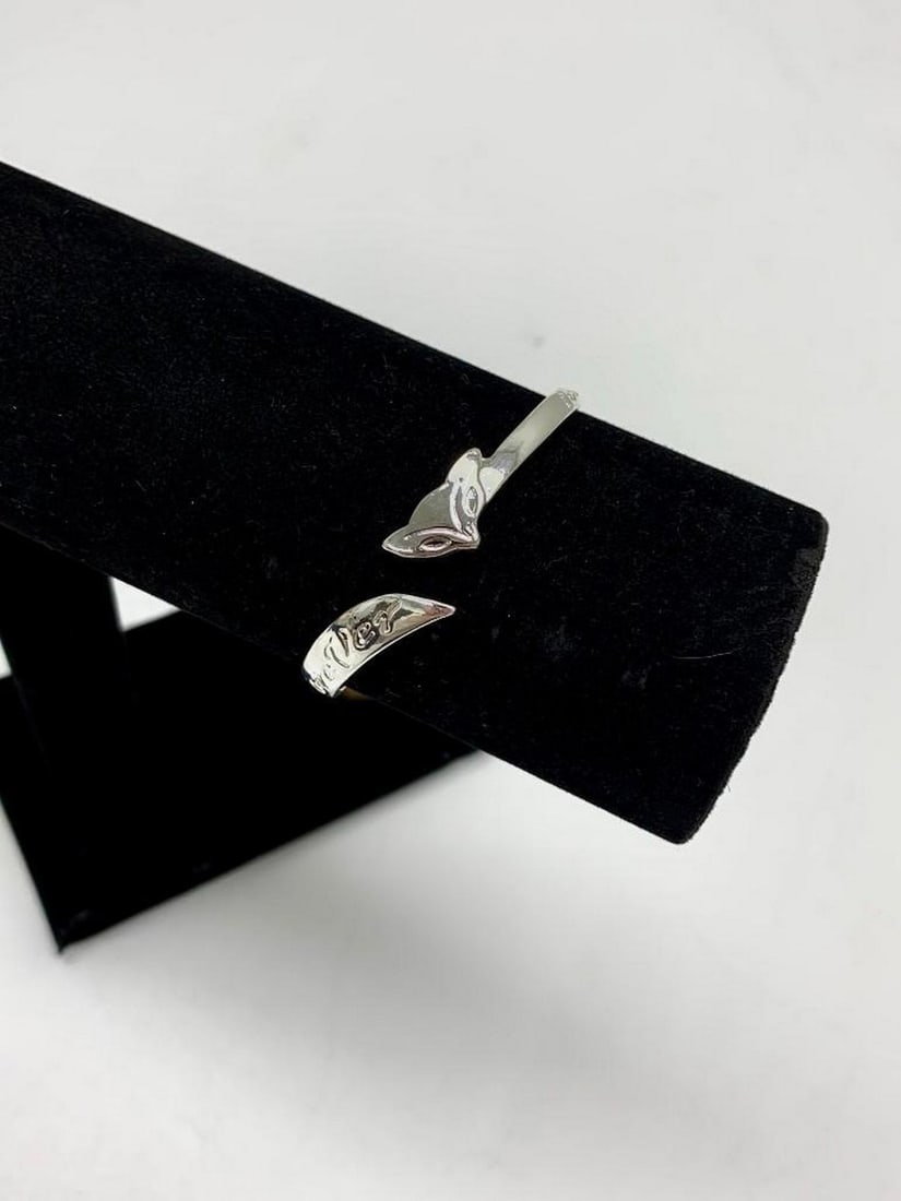 Silver Fox Head Bangle Bracelet: Silver Fox Head Bangle Bracelet This stylish silver-colored bangle features detailed fox heads on each end, creating a look that’s both elegant and wild. Its open-ended design offers a comfortable,