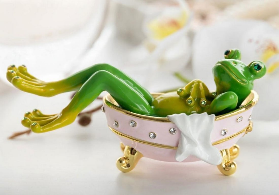 Froggie's Bathtub Hideaway: A Ribbiting Trinket Box (1 of 6)