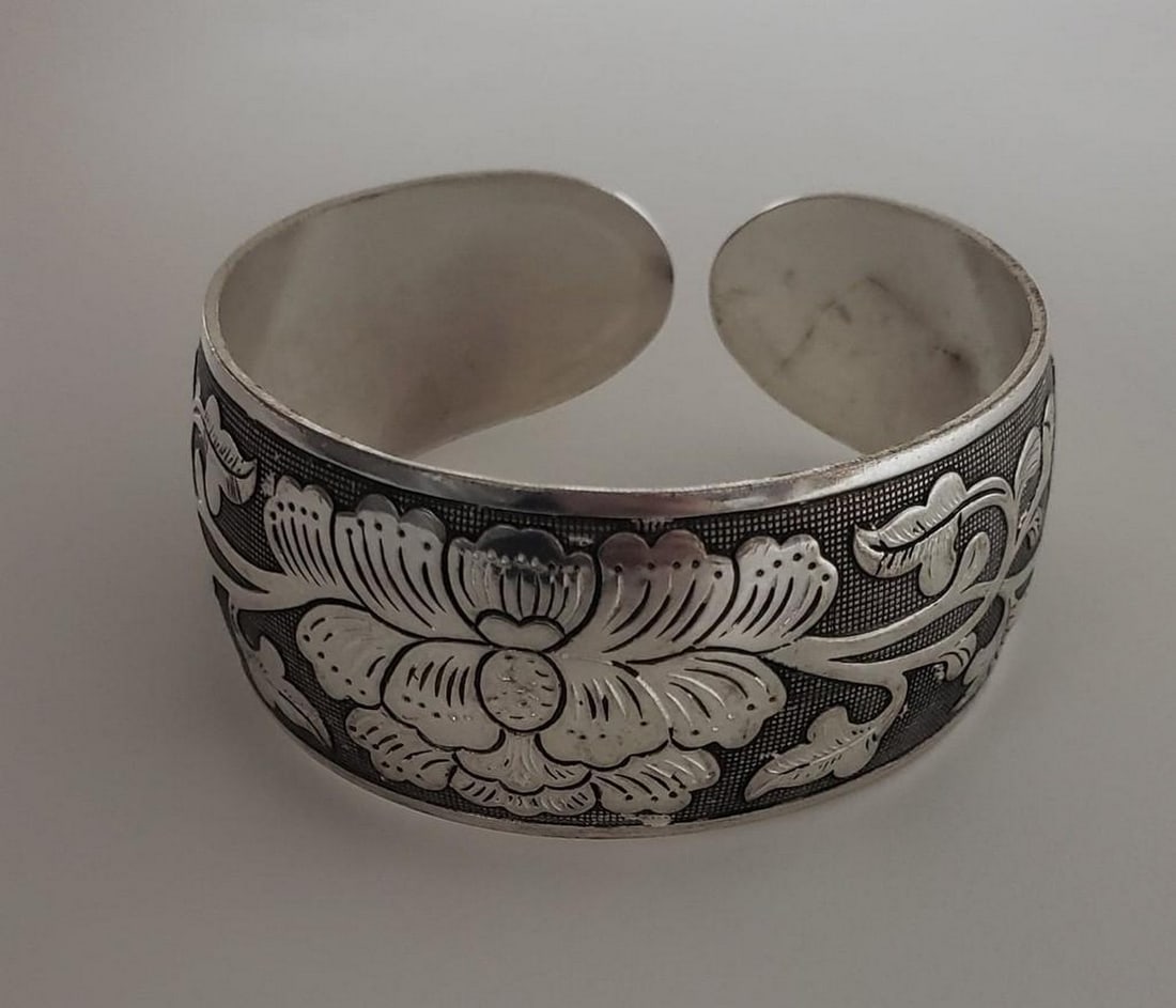 Tibetan Silver Bangle Bracelet with Intricate Floral Carvings: Tibetan Silver Bangle Bracelet with Intricate Floral Carvings This exquisite Tibetan silver bangle showcases beautifully carved floral designs, reflecting traditional craftsmanship and timeless