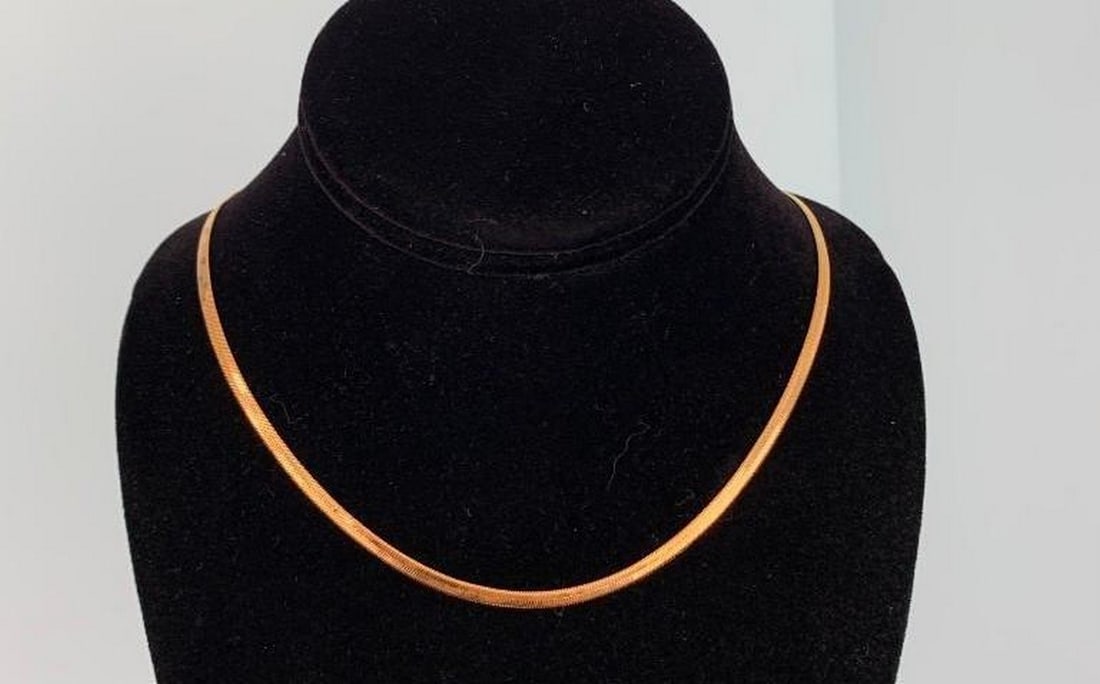 Classic Gold-Plated Chain Necklace: Classic Gold-Plated Chain Necklace Elevate your everyday style with this timeless gold-plated chain. Designed with a smooth, minimalist finish, it adds a touch of effortless elegance to any