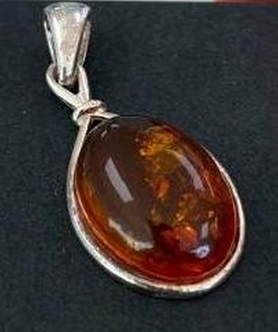 Sterling Silver Pendant with Large Oval Amber Stone: Sterling Silver Pendant with Large Oval Amber Stone A stunning blend of natural beauty and timeless design. This pendant features a smooth, oval-shaped amber stone set in sterling silver,