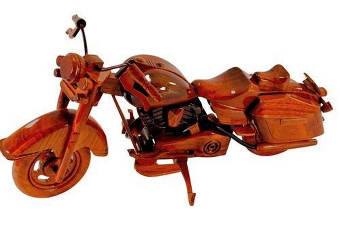 Harley Davidson Road King: Harley Davidson Road King Complete with working kickstand, movable handlebars and wheels that roll, this scale model Harley Davidson Road King is a remarkable replica of the real thing. The exception
