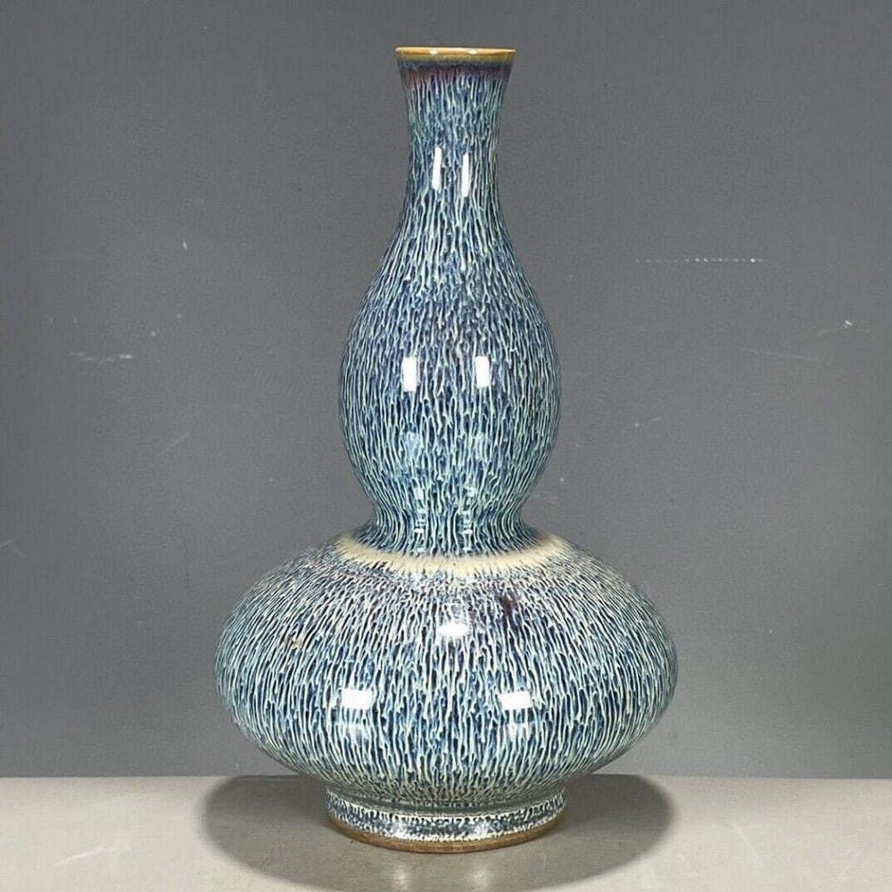8.14" Qing Dynasty Yongzheng Blue Glaze Kiln-Changed Gourd Porcelain Vase: 8.14" Qing Dynasty Yongzheng Blue Glaze Kiln-Changed Gourd Porcelain Vase Immerse yourself in the timeless allure of the Qing Dynasty with our exquisite 8.14" Yongzheng Blue Glaze Kiln-Changed