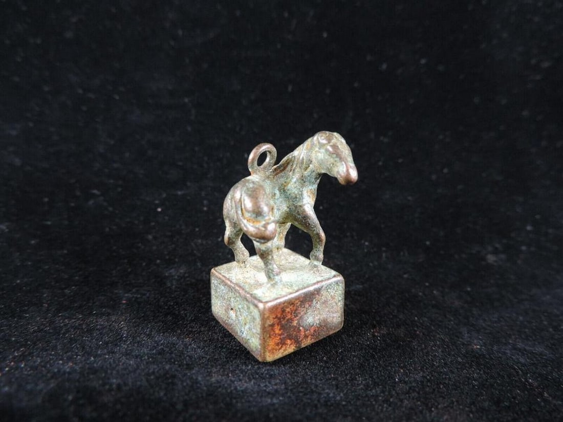 Ancient Japanese Copper Horse Kanji Wax Stamp: Ancient Japanese Copper Horse Kanji Wax Stamp Crafted with meticulous detail, this wax stamp showcases the graceful form of a horse, an animal deeply revered in Japanese tradition for its symbolism