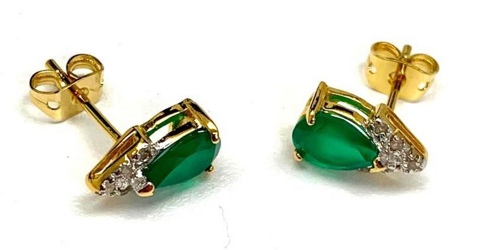 Ladies Green Agate And Crystal Tear-Drop Cut 18 KGP Earrings: Ladies Green Agate And Crystal Tear-Drop Cut 18 KGP Earrings. The Brilliant Green Color Defines These Striking Stud Earrings. These Beautifully Modern Earrings Add A Graceful Touch To Any Outfit. The