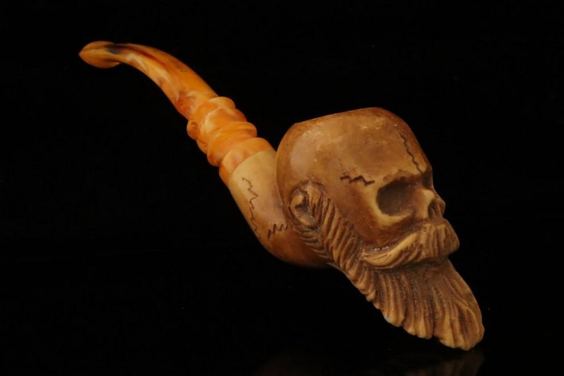 Bearded Skull Carved Meerschaum Pipe with Fitted Case: Bearded Skull Carved Meerschaum Pipe with Fitted Case This hand-carved meerschaum pipe features a detailed bearded skull design, showcasing the fine craftsmanship and artistry of traditional meerscha