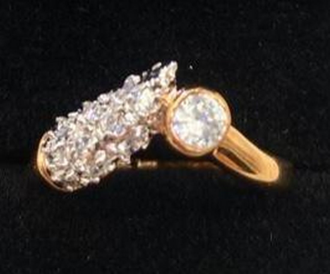 Classy Swarovski Crystal and 18KTGE Yellow Gold Ring: Classy Swarovski Crystal and 18KTGE Yellow Gold Ring This refined ring features a radiant Swarovski crystal set in lustrous 18KTGE yellow gold, offering timeless elegance with a modern touch.