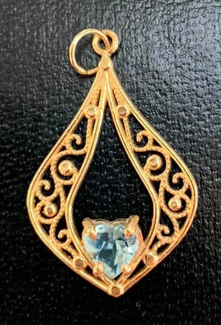 Ocean Glow Aquamarine Pendant in 14KT Gold (1 of 4)