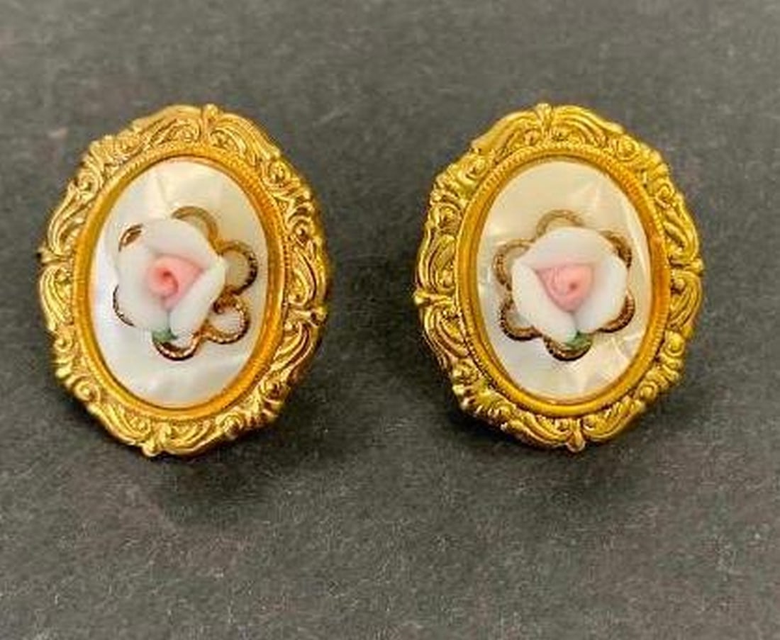 Flower Stud Earrings with Gold-Enamel Trim: Flower Stud Earrings with Gold-Enamel Trim These stunning stud earrings feature a mirror-like iridescent background framed by smooth gold-enamel trim, creating a luminous, eye-catching glow. At