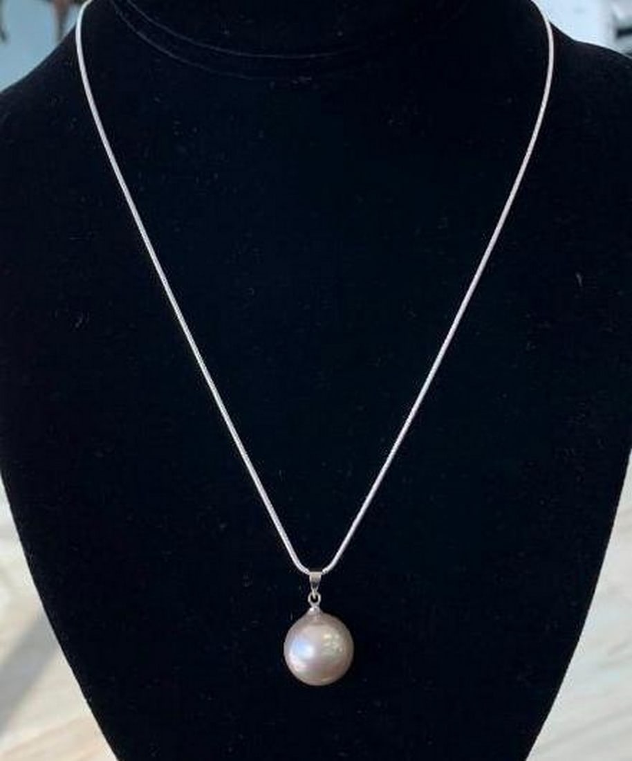 Elegant Round Pearl Pendant Necklace (1 of 5)