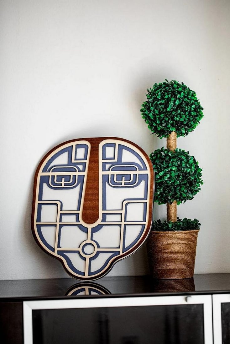 Hand Carved Authentic African Mask Wall Decor: Hand Carved Authentic African Mask Wall Decor Experience the soul of Africa with this exquisitely handcrafted wooden wall mask. Measuring 40x35cm (15.7"x13.8"), this stunning piece honors th