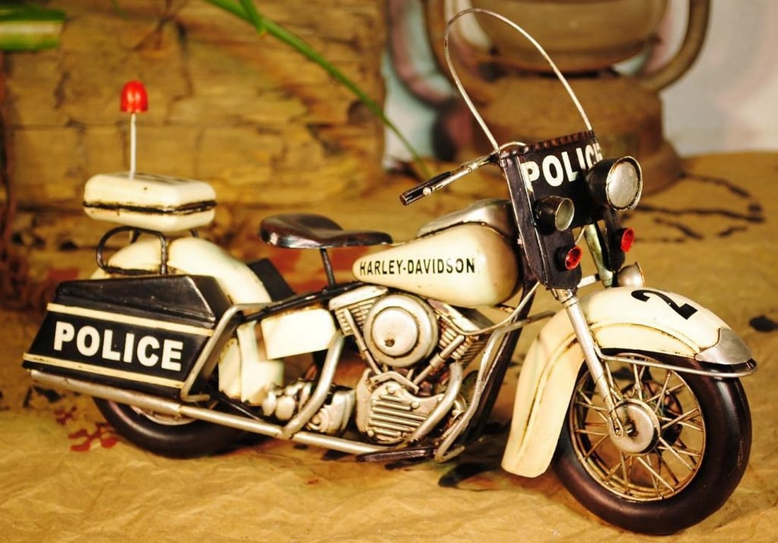 1972 Harley Davidson Police Motorcycle – Handcrafted Metal Sculpture: 1972 Harley Davidson Police Motorcycle – Handcrafted Metal Sculpture This handcrafted metal sculpture depicts a 1972 Harley Davidson police motorcycle, designed as a decorative piece for a desk,