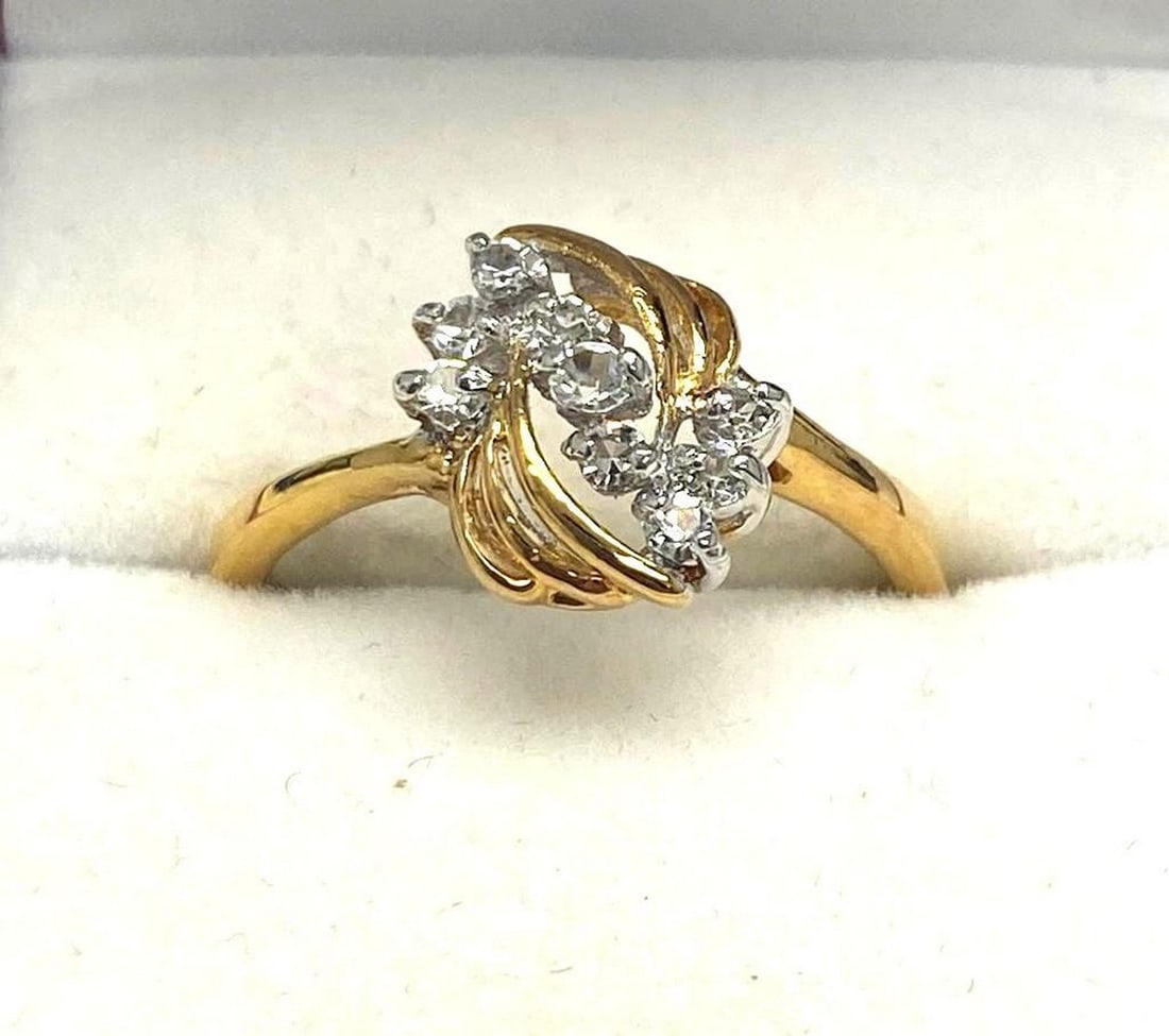 Designer Swarovski Clear Crystals 18KT GEP Size 9 Ring: A Designer Swarovski Clear Crystals 18KT GEP Size 9 Ring. Rink was handcrafted, top quality craftsmanship. Please View Photos For Further Details.