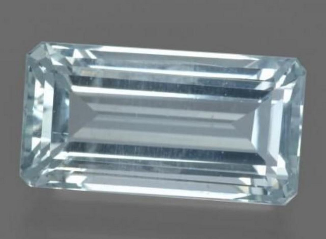 7.65 ct Natural Light Blue Aquamarine, Octagon Facet, VS, Madagascar: 7.65 ct Natural Light Blue Aquamarine, Octagon Facet, VS, Madagascar Natural aquamarine gemstone weighing 7.65 carats, cut in an octagon (emerald) facet shape. The gem measures 16.03 x 8.40 x 6.84 mm