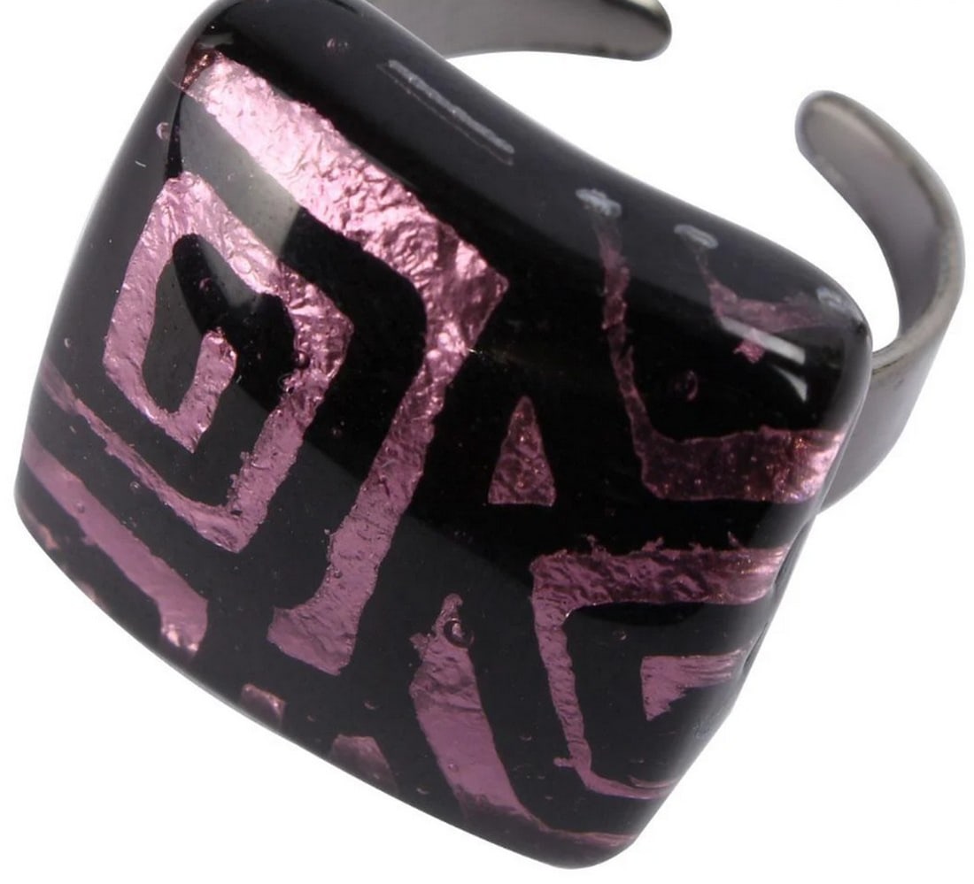 Charming Purple Murano Glass Ring with Silver Leaf: Charming Purple Murano Glass Ring with Silver Leaf Murano glass ring crafted with the hot modeling technique and adorned with engraved silver leaf. Adjustable to fit any finger size. Dimensions: Len