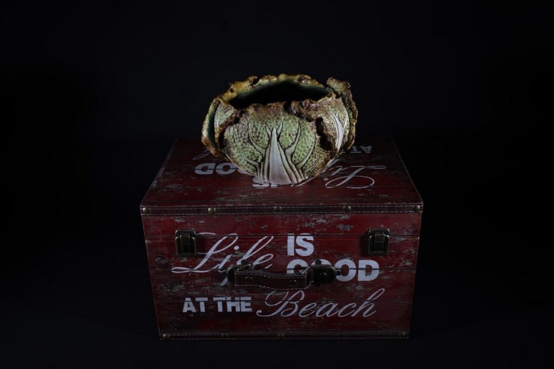 Qianlong-Inspired Cabbage-Shaped Pen Wash: Qianlong-Inspired Cabbage-Shaped Pen Wash Inspired by the exquisite craftsmanship of the Qing Dynasty’s Qianlong period, this porcelain pen wash pot takes the form of a meticulously modeled cabbage,