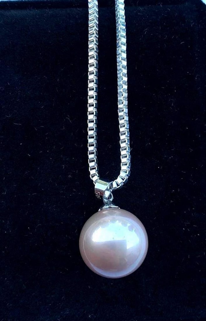 Sterling Silver Necklace with Dark Beige Pearl Pendant: Sterling Silver Necklace with Dark Beige Pearl Pendant This elegant sterling silver necklace features a dark beige pearl pendant with a warm, earthy tone that offers a unique twist on the classic pea