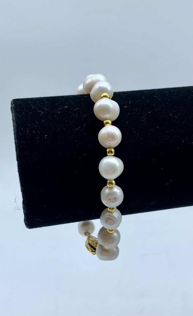 8" Genuine Natural 8mm White Freshwater Pearl & Beaded Bracelet With Hook Clasp: 8" Genuine Natural 8mm White Freshwater Pearl & Beaded Bracelet With Hook Clasp. Natural Silver Glimmers Come Off Each Of The 7-8mm Pearls. There are 19 Pearls On This Single Strand Bracelet a