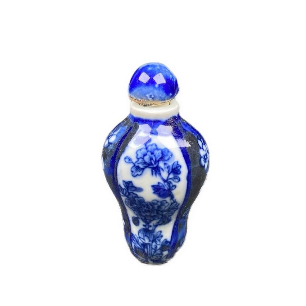 Hand Painted Chinese Floral Blue & White Porcelain Snuff Bottle (1 of 6)