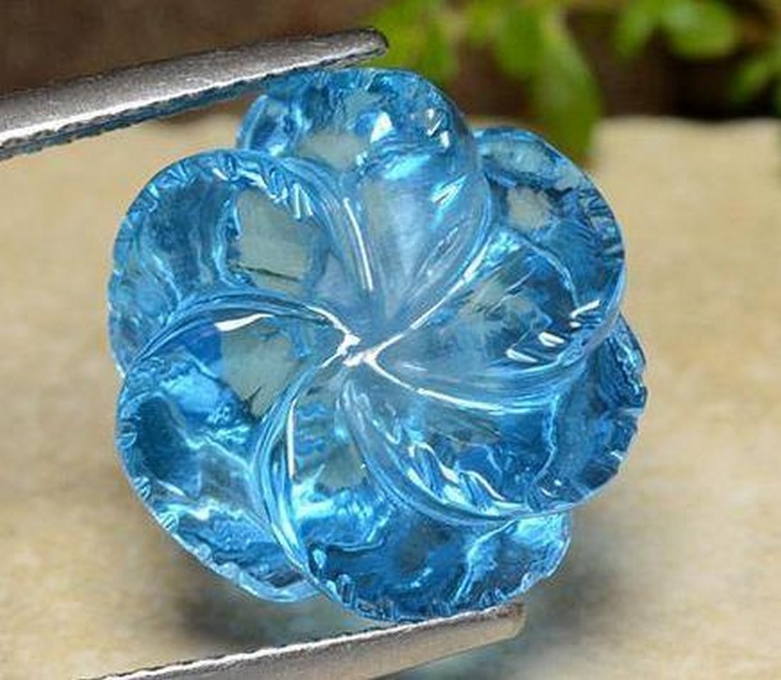17.95 ct Fantasy Carved Flower Loose Swiss Blue Topaz Gemstone: 17.95 ct Fantasy Carved Flower Loose Swiss Blue Topaz Gemstone Discover the enchanting allure of our Fantasy Carved Flower Loose Swiss Blue Topaz Gemstone—a masterpiece where artistry and nature