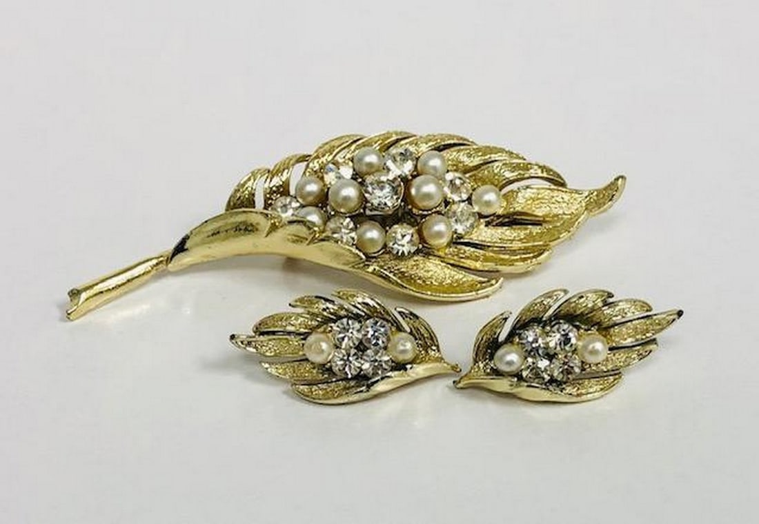 Elegant Gold Toned Semi-Precious Feather Pendant With Matching Earrings (1 of 2)