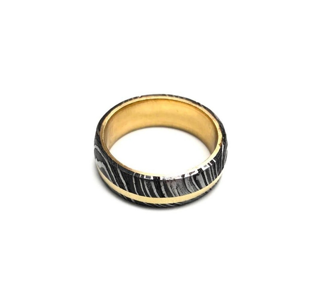 Men's Damascus Steel Wedding Band With Brass Coloured Inlay & Liner: Men's Damascus Steel Wedding Band With Brass Coloured Inlay & Lining. Size 10, View Photos For More Details.