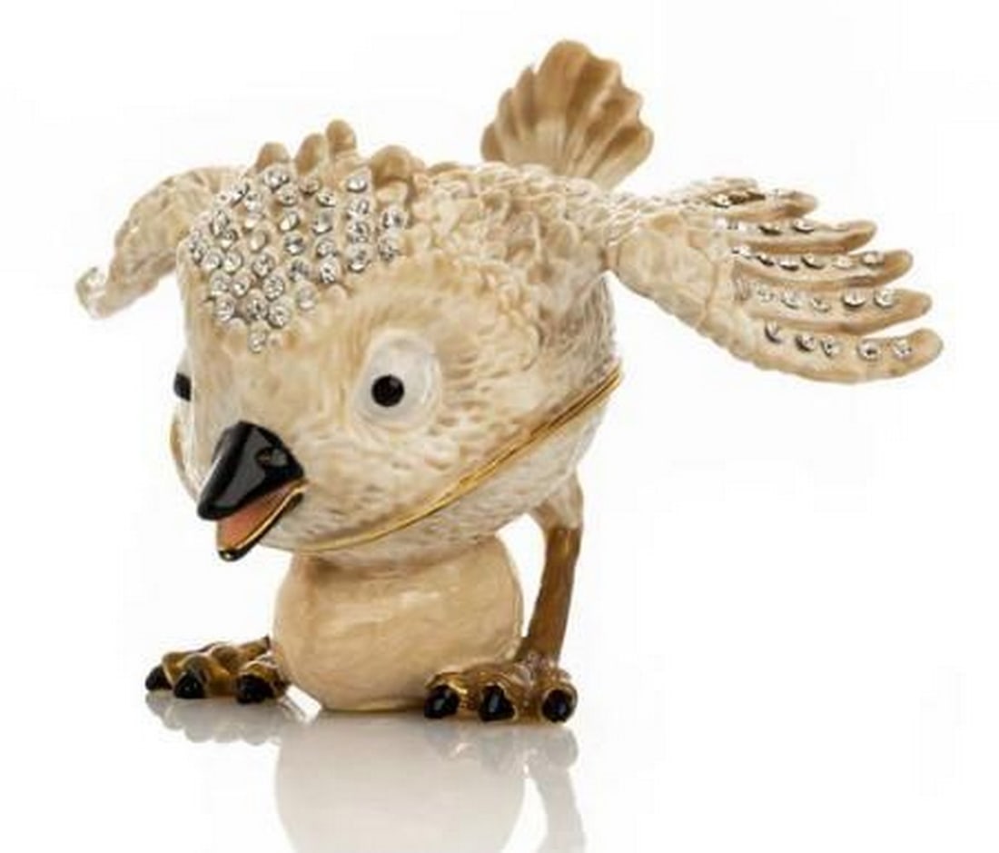 Nesting Bird with Egg Trinket Box: Nesting Bird with Egg Trinket Box Perched in a moment of quiet charm, this beige bird guards a delicately nestled egg atop a leafy base. Crafted with soft, natural tones and intricate detailing, the