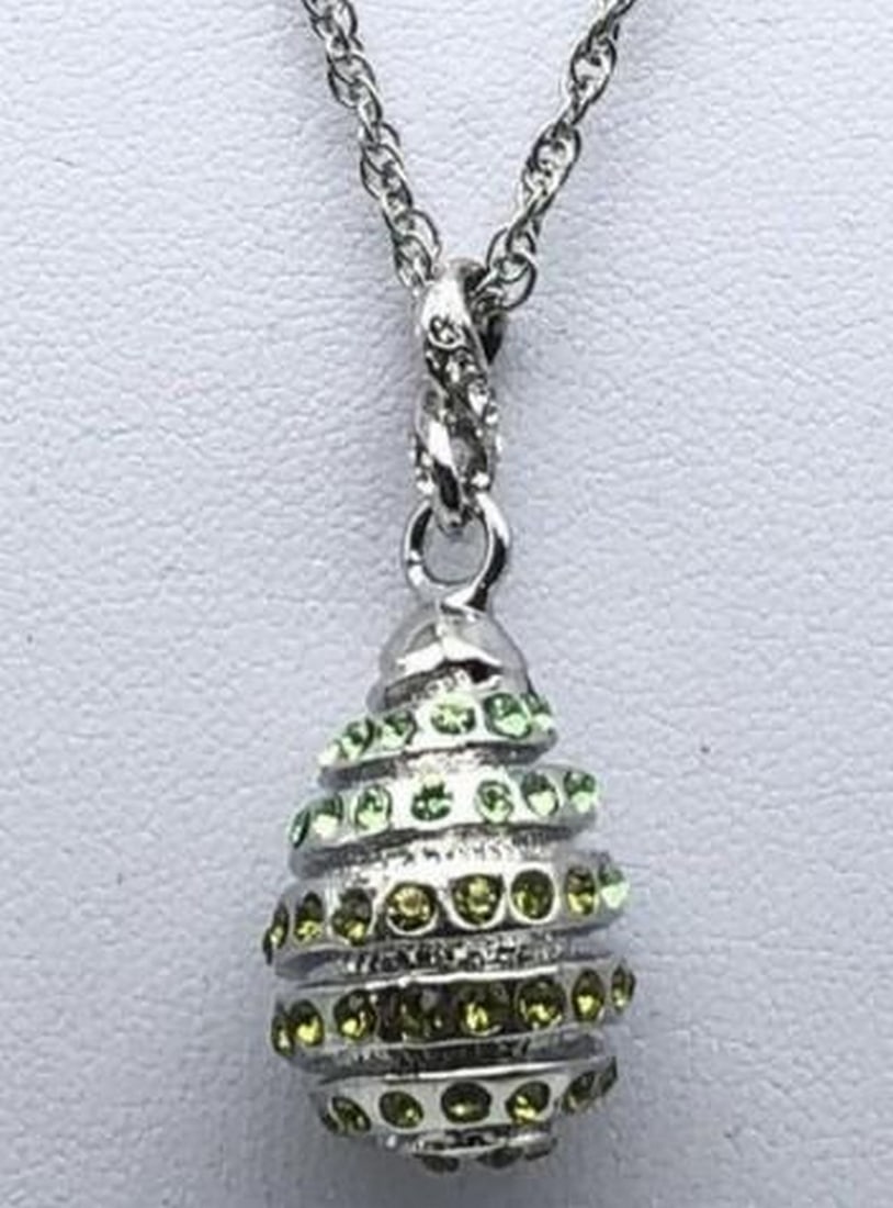 Sleek Silver Egg Pendant Necklace: Sleek Silver Egg Pendant Necklace This silver egg pendant necklace features a smooth, polished finish that exudes modern elegance. Its minimalist design makes it a versatile accessory, perfect for la