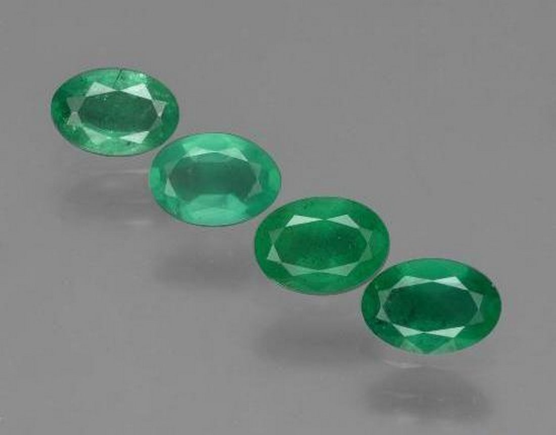 Colombian Medium Green Emeralds for Choker Necklace, Oval Facet, SI: Colombian Medium Green Emeralds for Choker Necklace, Oval Facet, SI Natural emerald gemstones weighing a total of 1.52 ct (average 0.38 ct each), cut in classic oval facets with a medium green color.