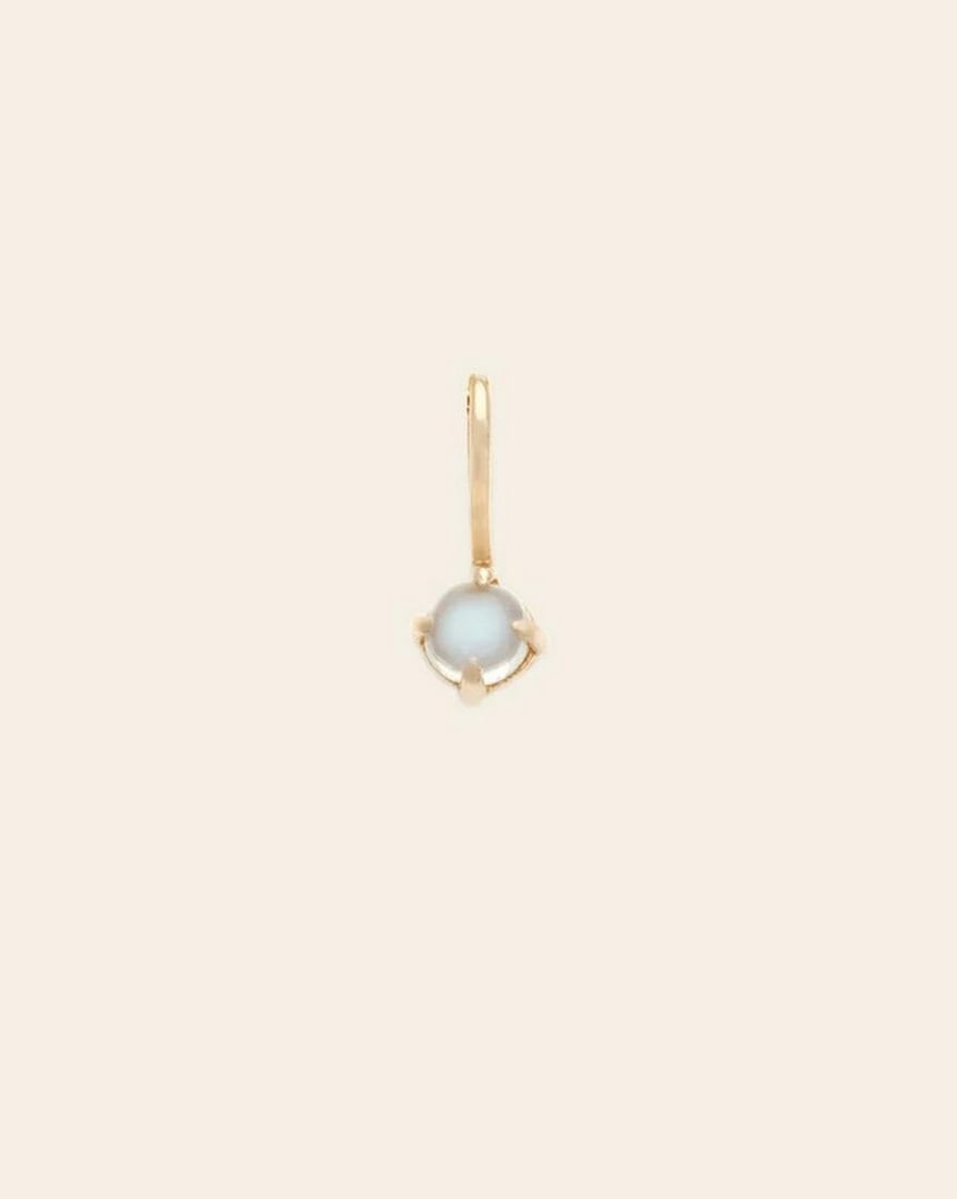 14k Solid Gold Moonstone Drop Pendant: 14k Solid Gold Moonstone Drop Pendant This 14K solid gold moonstone drop pendant captures the ethereal beauty of the moonstone’s iridescent glow. The smooth, polished gold setting perfectly complem