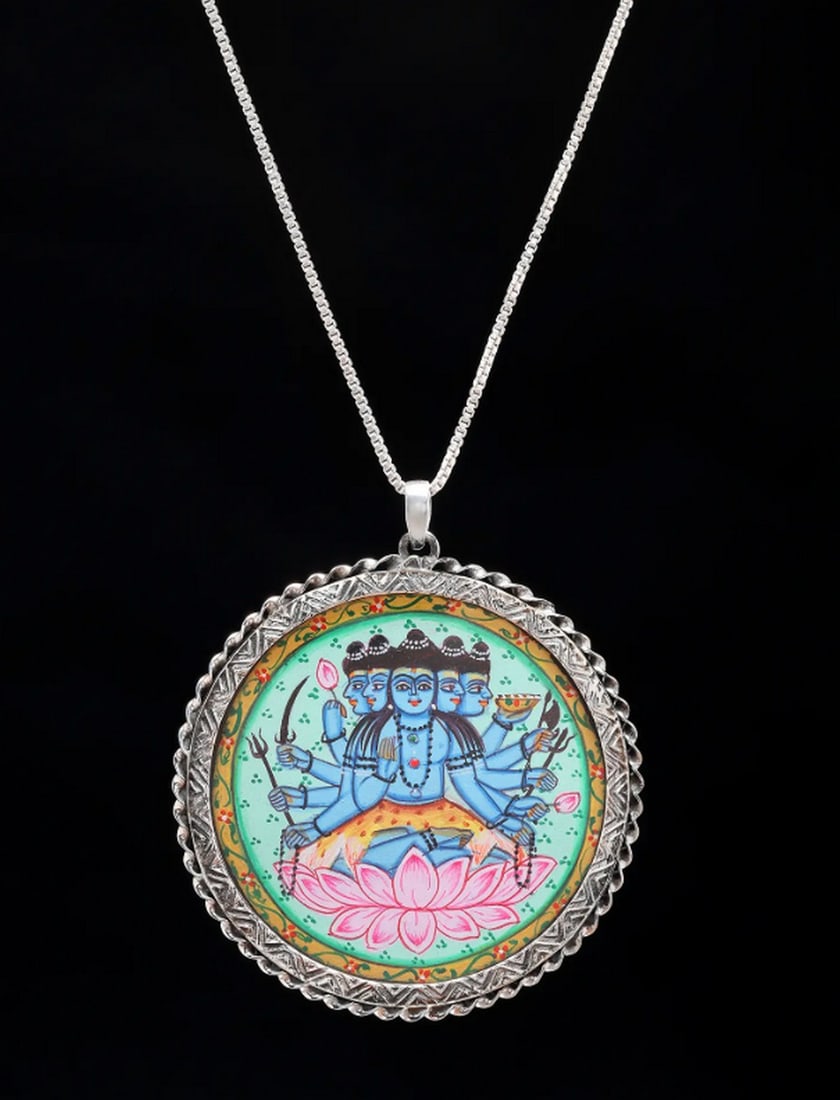 Sacred Panchamukha Elegance: Sacred Panchamukha Elegance This hand-painted Panchamukha Sadashiva pendant is a stunning blend of artistry and spirituality. Featuring Lord Sadashiva’s five-faced form in vibrant detail, it